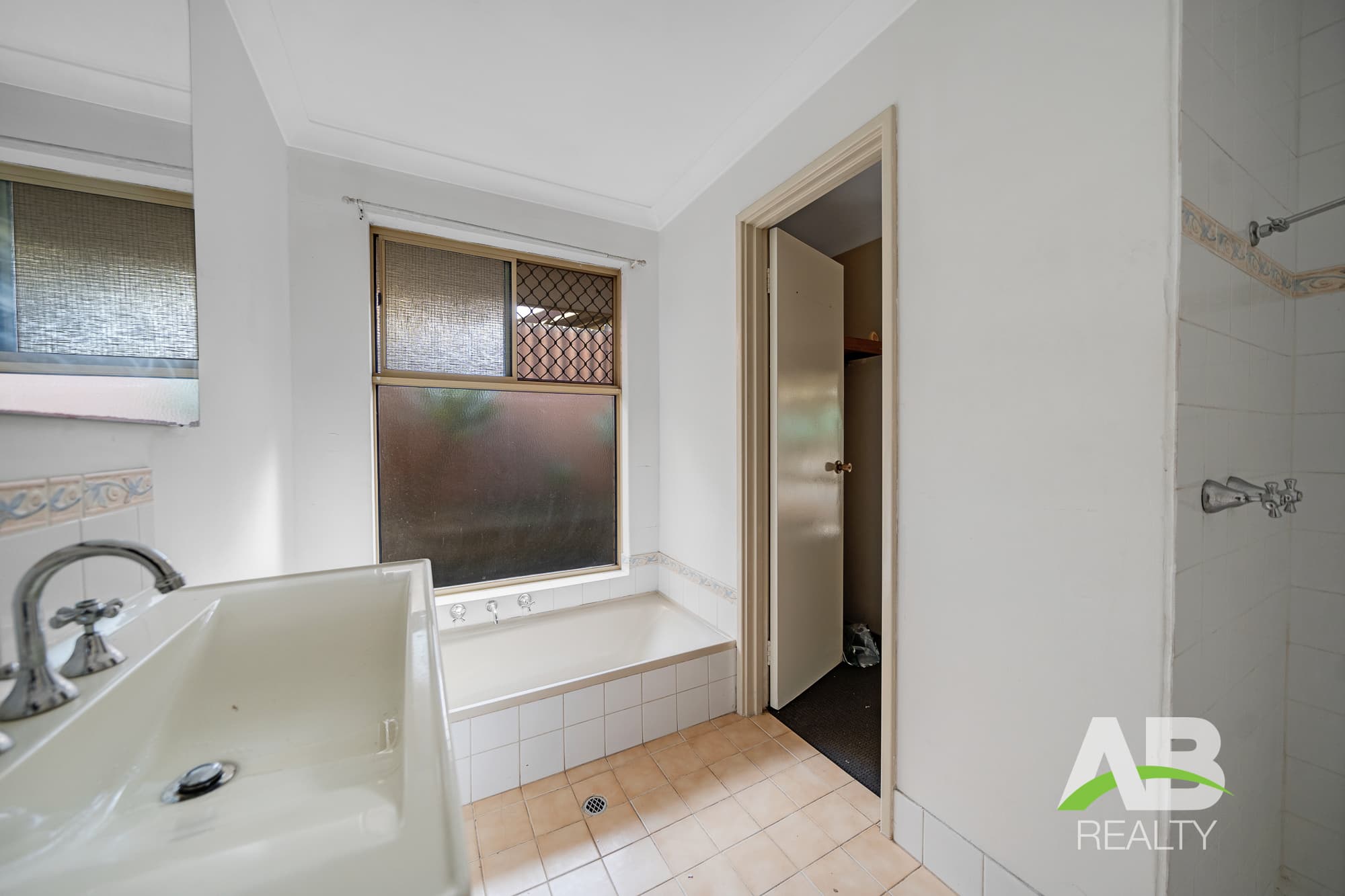 175405399 1763429577 48863 16NyundaDrWannerooLRLogo