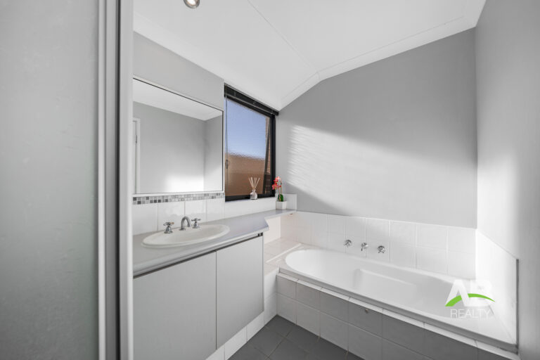 62093975 1671003528 8965 10OakworthMeanderTappingLRLogo