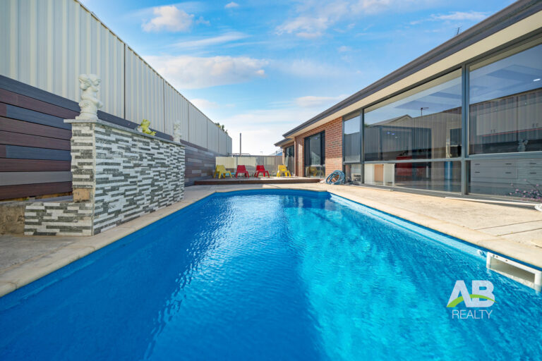 62093985 1671003536 9223 10OakworthMeanderTappingLRLogo