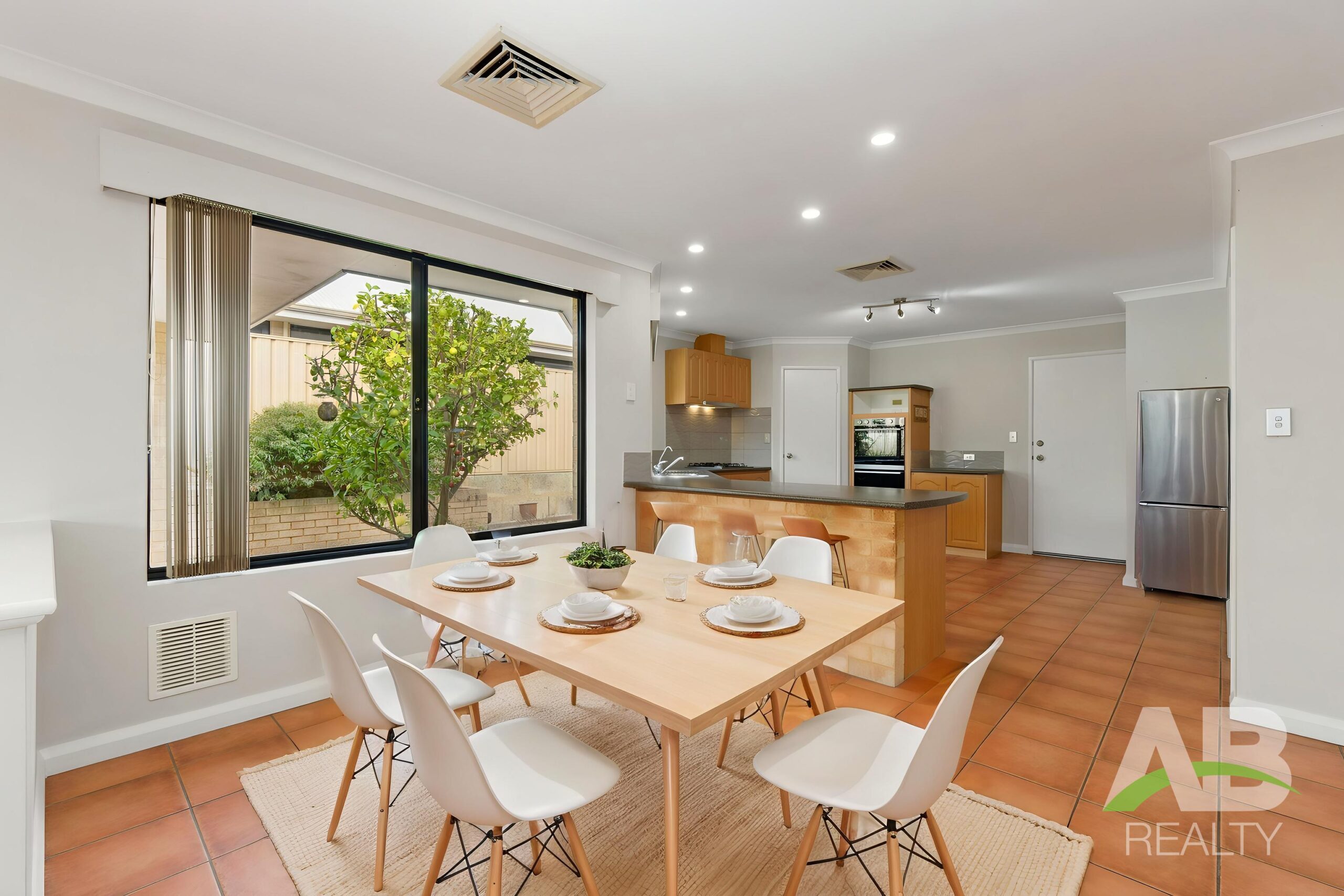 199174212 1777525680 78541 DSC00191 DiningRoom Standard