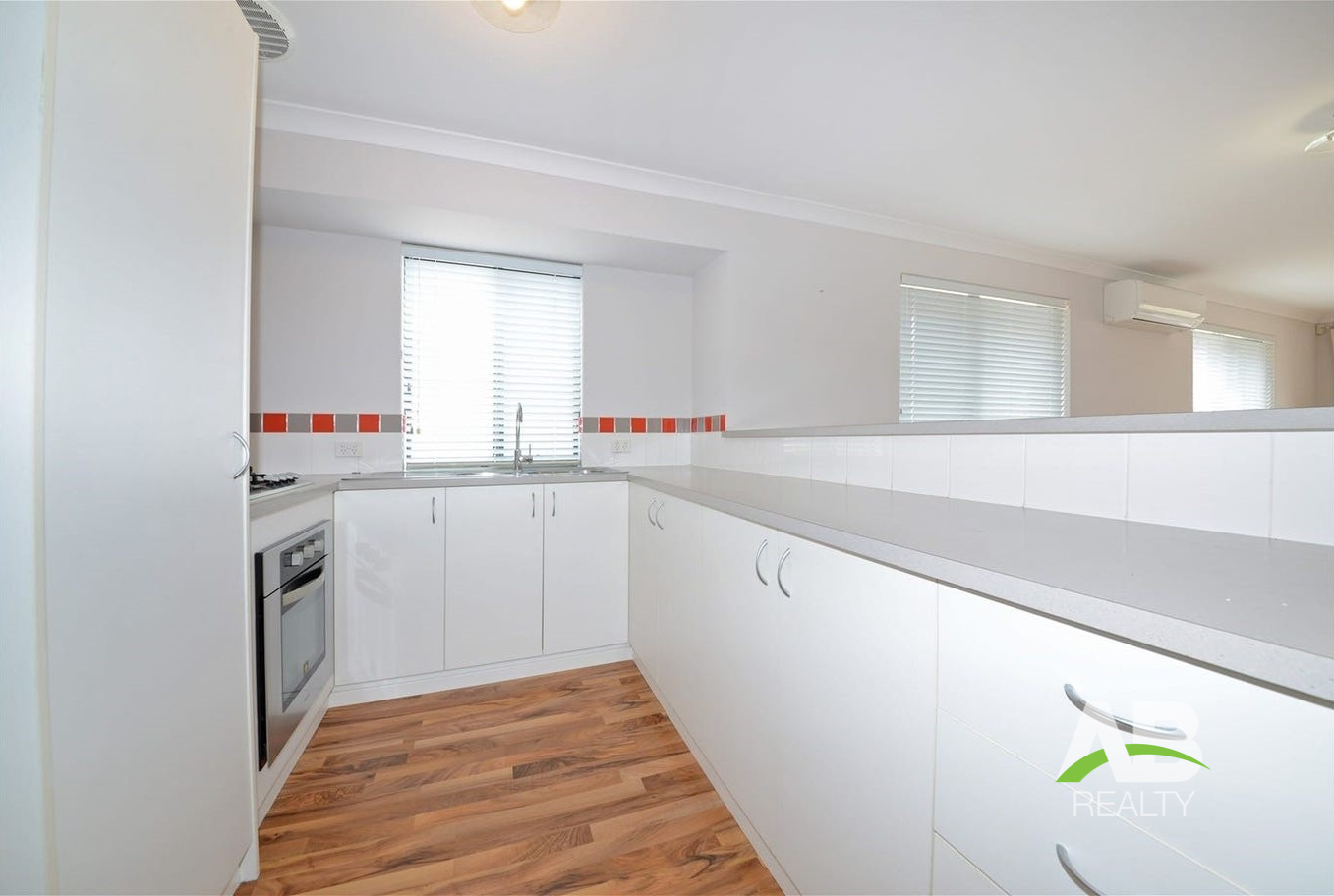 75176157 1698814385 7663